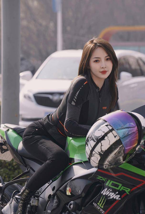 台球女神王钟瑶晒摆拍照,飒爽英姿,气质非凡,好身材一览无余!