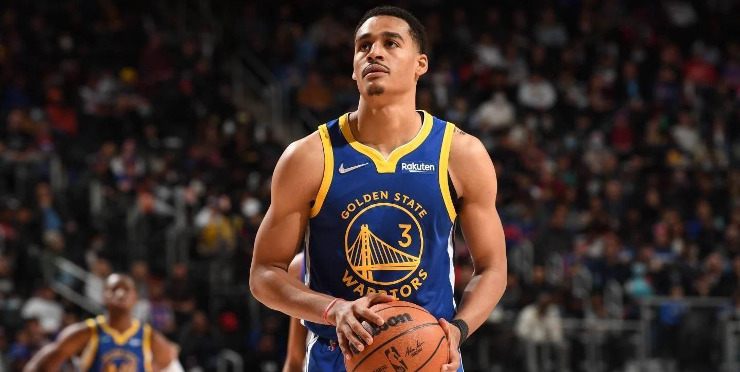 普尔连续得分,库里随后拿球后不攻,主动掩护示意普尔:你继续打_防守