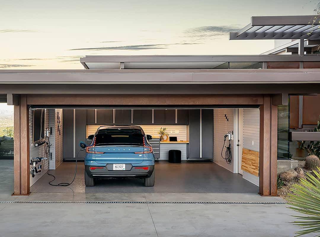 即使在美国,大部分人也没有自己的私人车库,往往把车停放在路边,因此