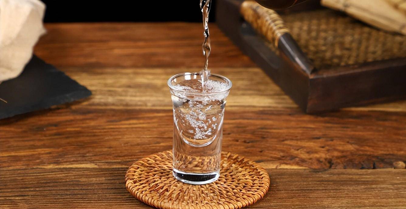 瞧不上他人,这样只会拉低你在别人心中的好感,尽量做到"一碗水端平"