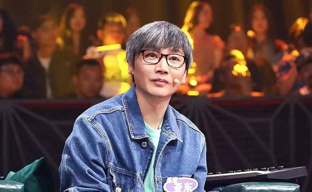 张亚东:19岁当爸,7段感情,女友一任比一任美,如今53岁还单身_高圆圆