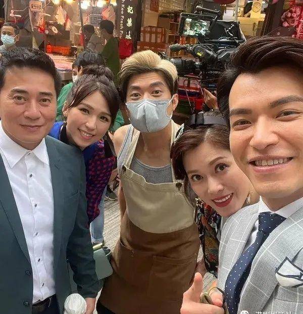 tvb老戏骨靠出镜见证女儿大学毕业,23岁爱女星味十足_欧瑞伟_太太