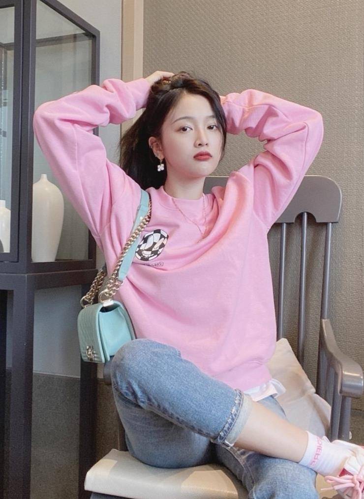 学习吴宣仪穿白t恤配粉卫衣,甜美如初恋_粉色_气质_时尚