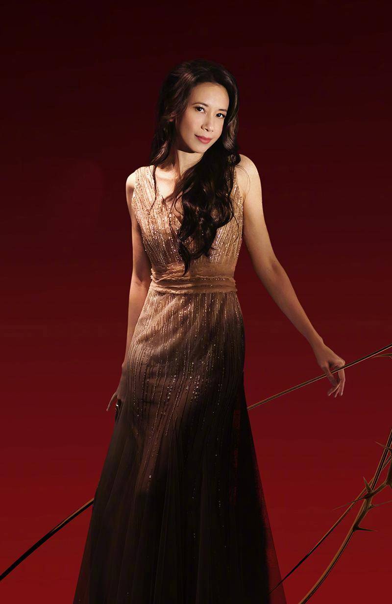 论颜值,莫文蔚还真算不上有多漂亮,只能说是一个很有辨识度的女人,但