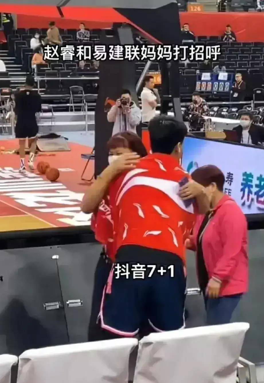 易建联老婆低调看球,赵睿和周鹏交换球衣,徐杰给汉密尔顿送鲜花_广东