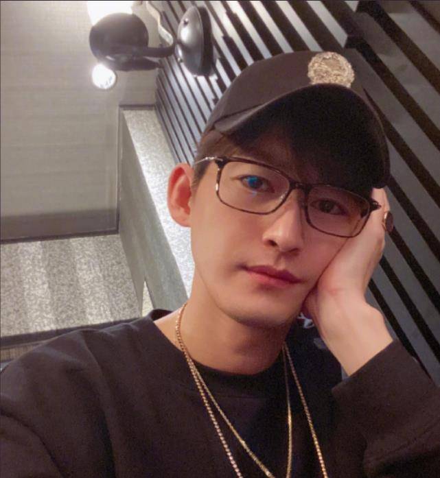 张翰晒出自己家豪宅,客厅放着巨型钢铁侠模型,比自己身高都还高_生活