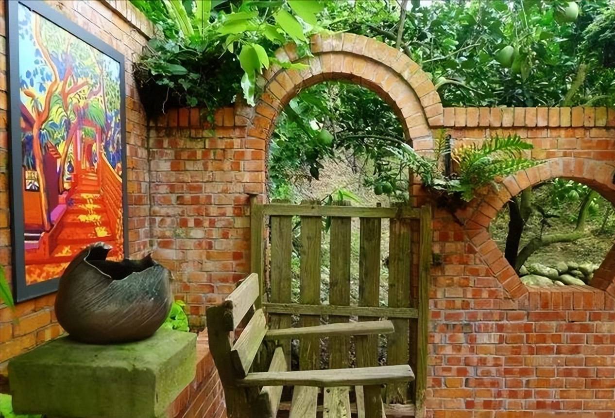 红砖墙,配上爬藤花,记忆中春天最美的样子