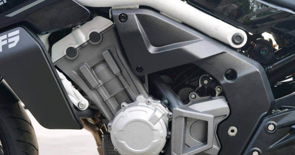 奔达lfs700唐刀采用的是一台直列四缸的发动机,排量达700,在排量面前