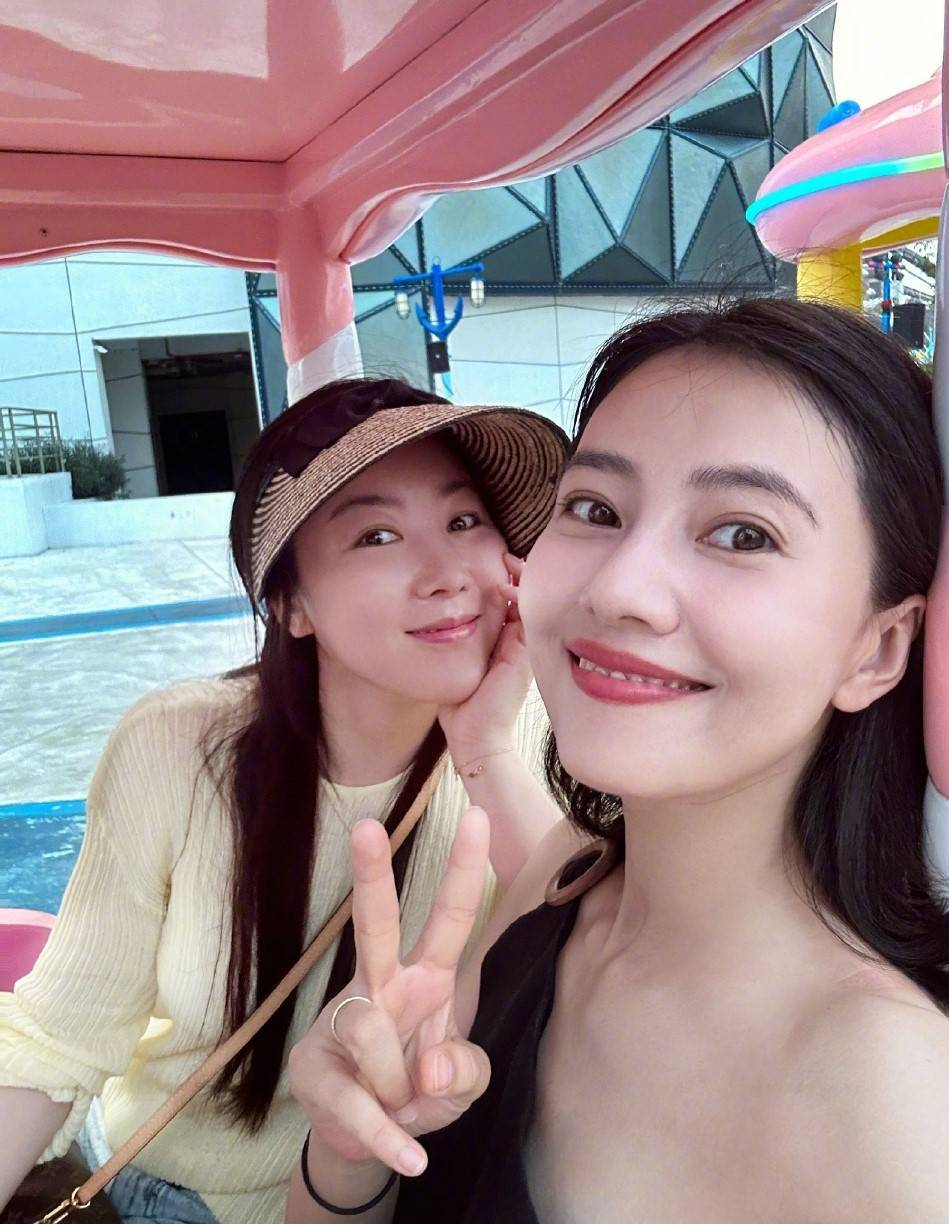 高圆圆与好友出游,穿黑色斜肩吊带大露香肩,曾被称"清嘴女孩"_网友