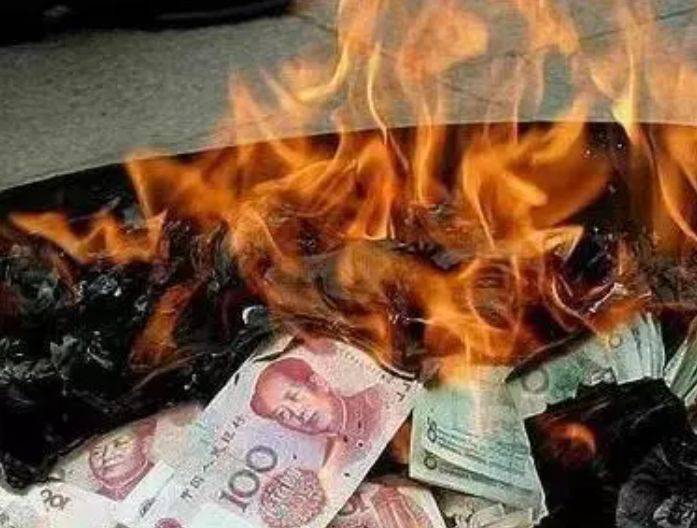 烧钱,烧人民币,这和我们老百姓清明节上坟烧的可不一样,这可是货真价