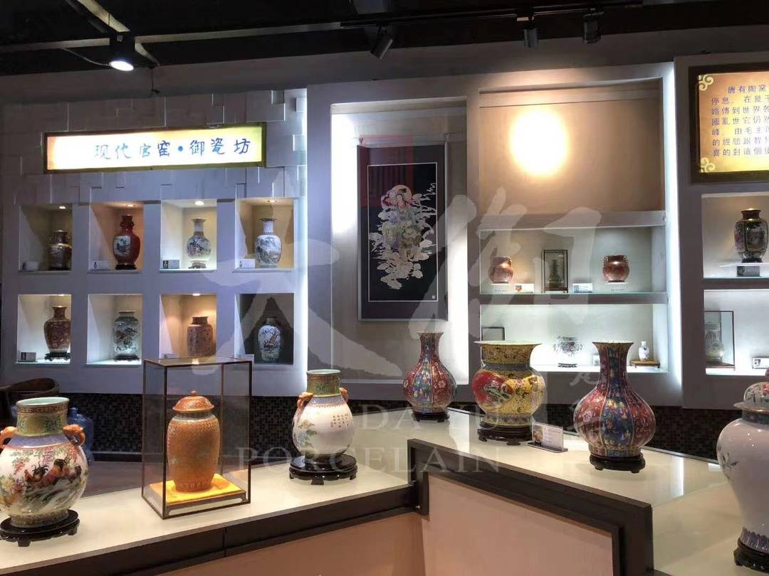 其中红色官窑7501毛瓷便是在此创作而成,这一成就可谓是中国制瓷史上