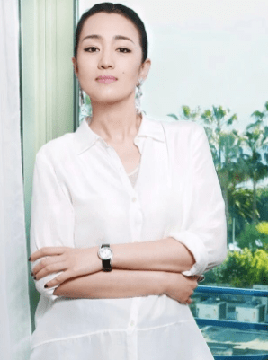 巩俐坐法总统专机访华!57岁颜值依旧在线,加入新加坡国籍惹争议