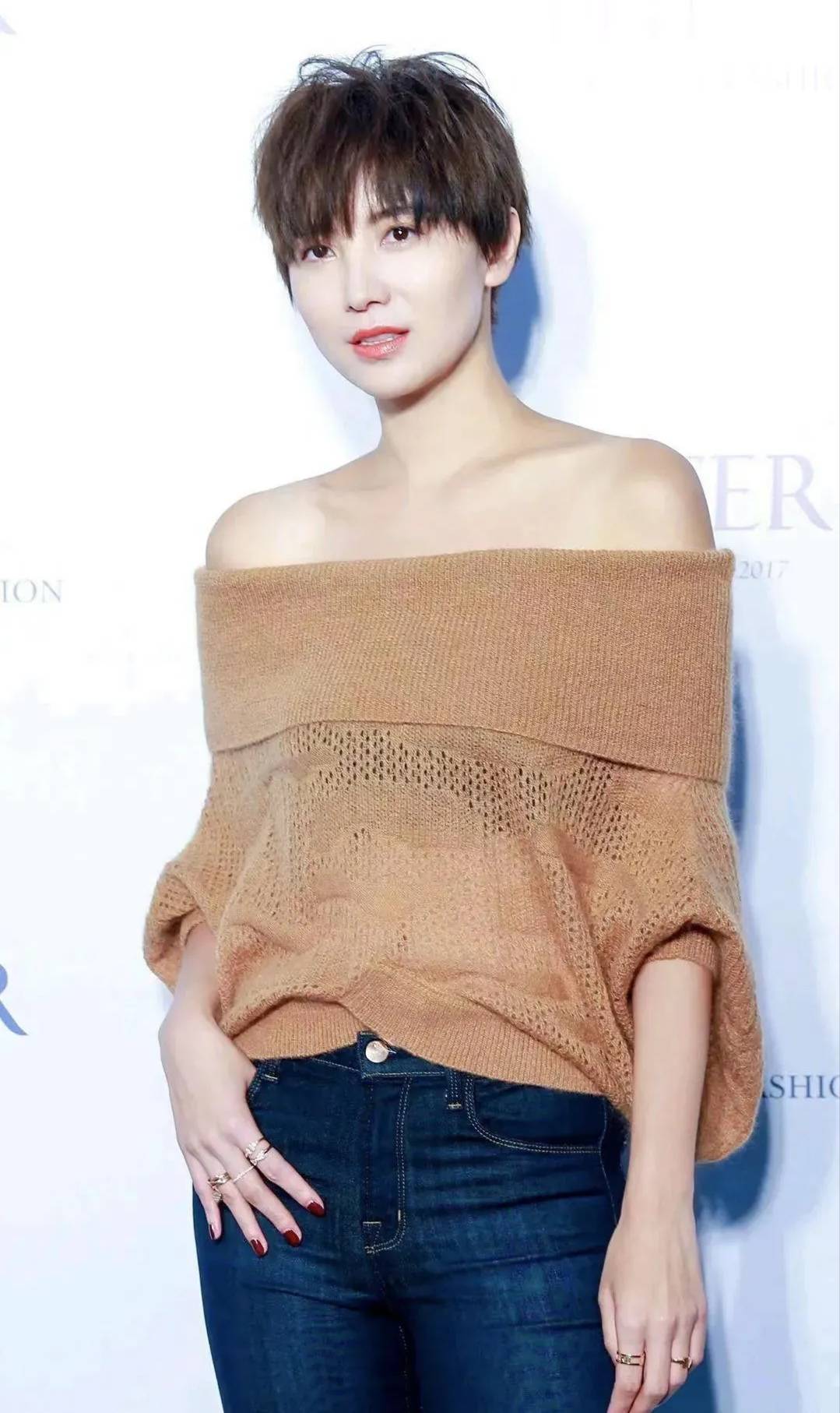 小宋佳穿奶咖色一字领针织衫,搭配牛仔裤,又一次美出新高度_喇叭裤_穿