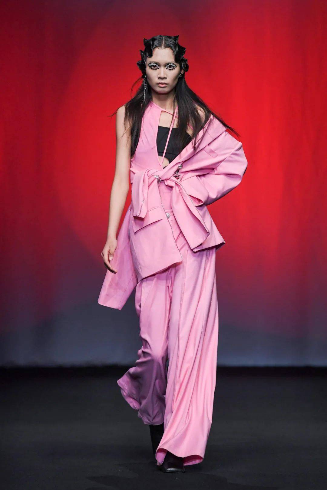 2023秋冬中国国际时装周落幕 新面孔秀霸花落谁家?_表演_服装_专业