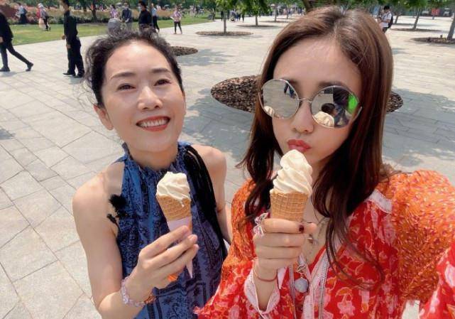 刘芸晒与妈妈户外合影,母女秀高挑身材,庆63岁生日甜喊永远21_母亲