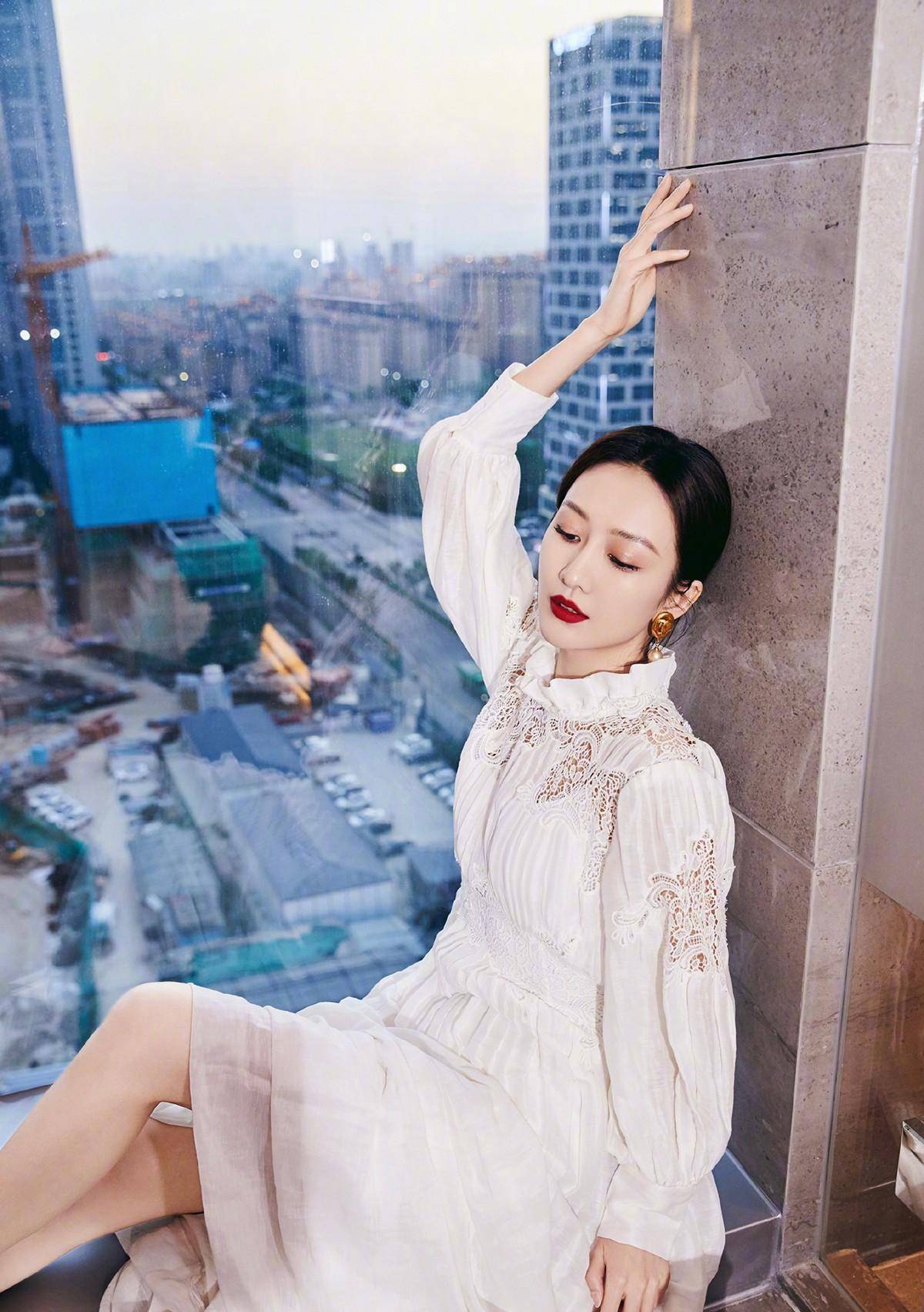 王鸥的优雅与精致,是成熟女性自带的知性美!_时装_颜色_五官