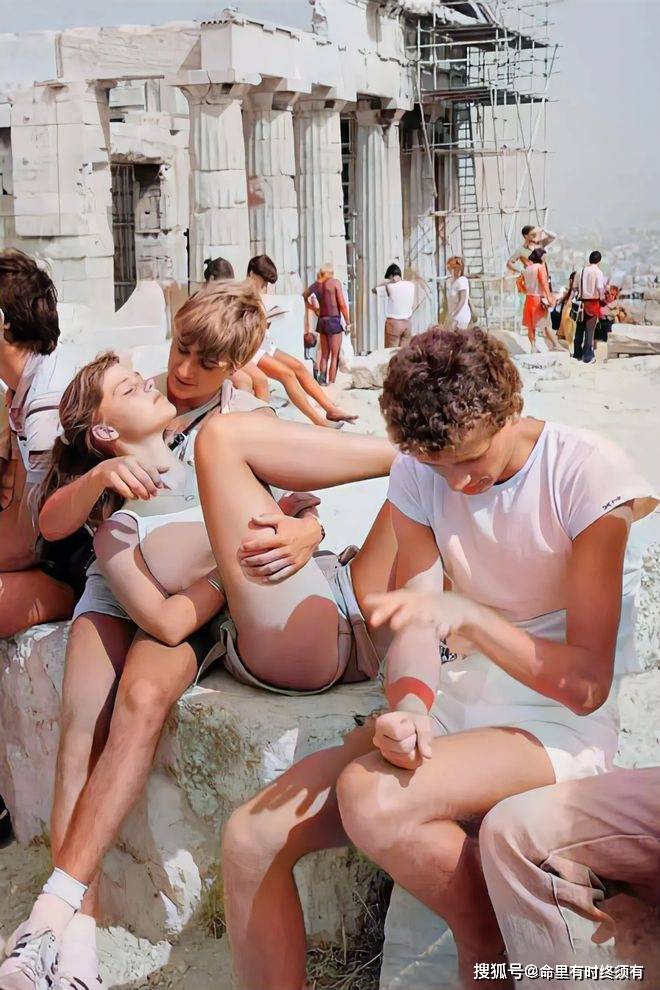 “希腊”80年代，几个希腊年轻人在神庙前玩耍，着装大胆前卫