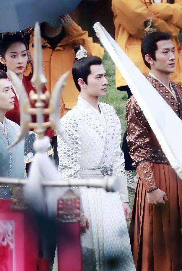 《且试天下》最新路透照,男主杨洋白衣造型梦回《三生三世》夜华_赵露