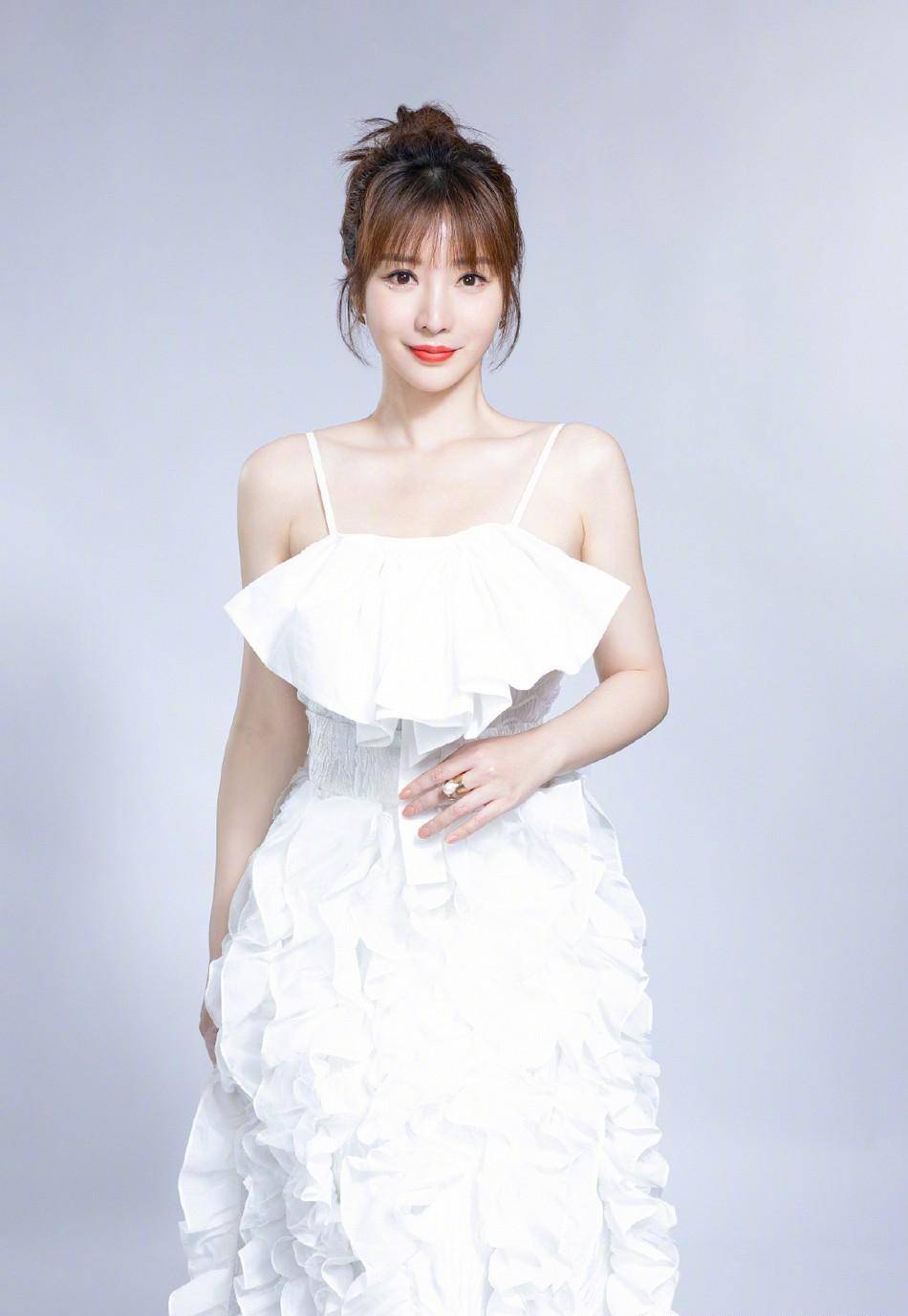 柳岩性感照流出,妩媚动人,网友:性感妩媚,魅力十足_娱乐_明星_本人