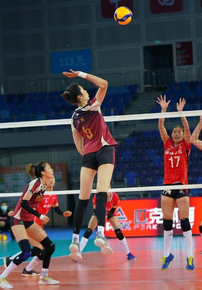 输球后,天津女排勇试新阵!李盈莹改打接应_朱婷_主攻_比赛