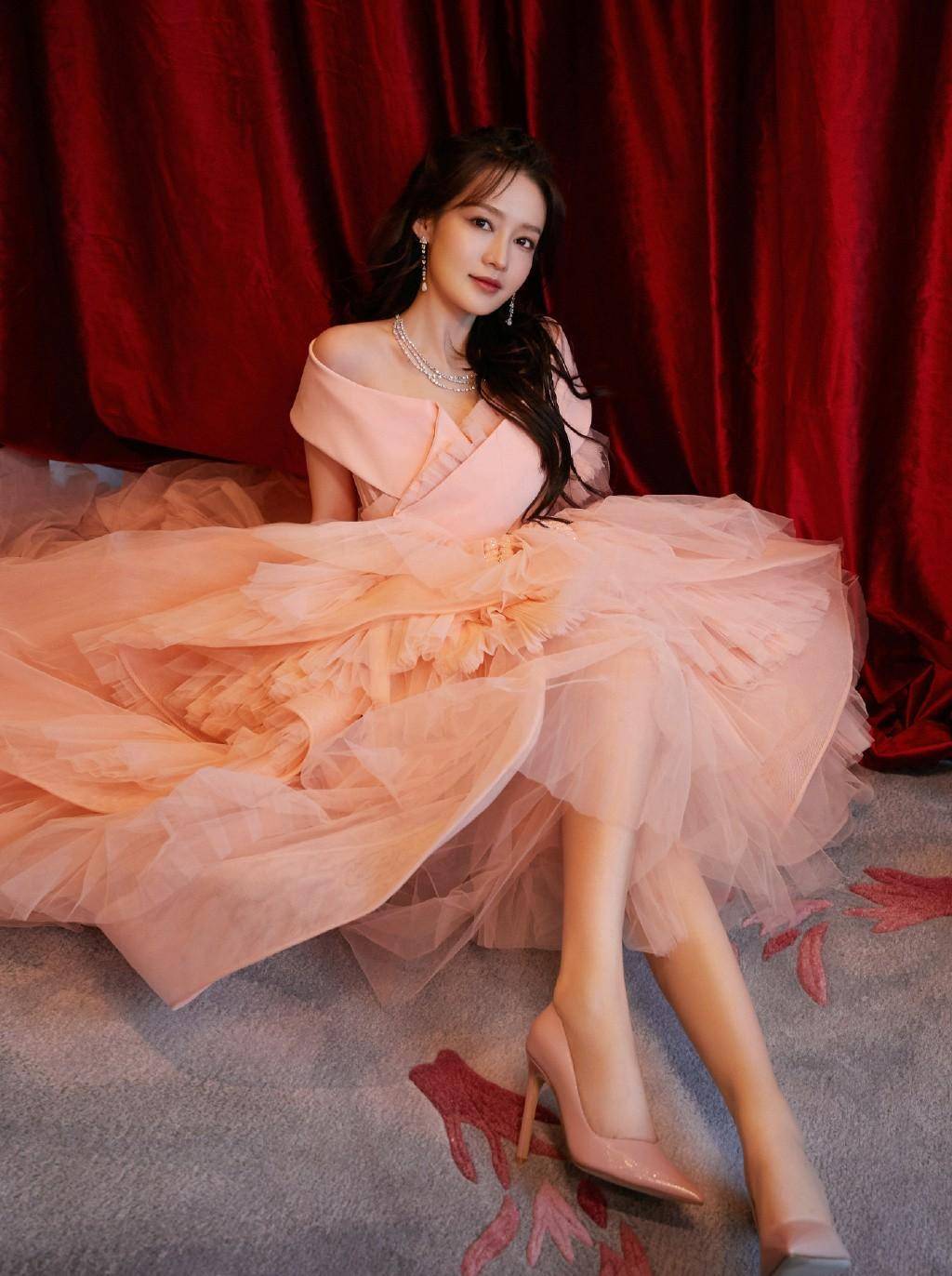 李沁扮美穿粉色蓬蓬裙,甜而不腻将浪漫进行到底,看不出来有30岁