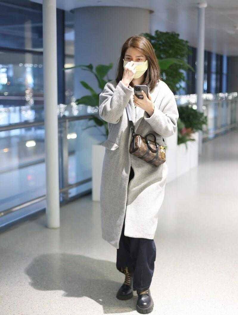 洪欣的衣品气质也太好了,穿灰色大衣配阔腿裤走机场,时髦又高级