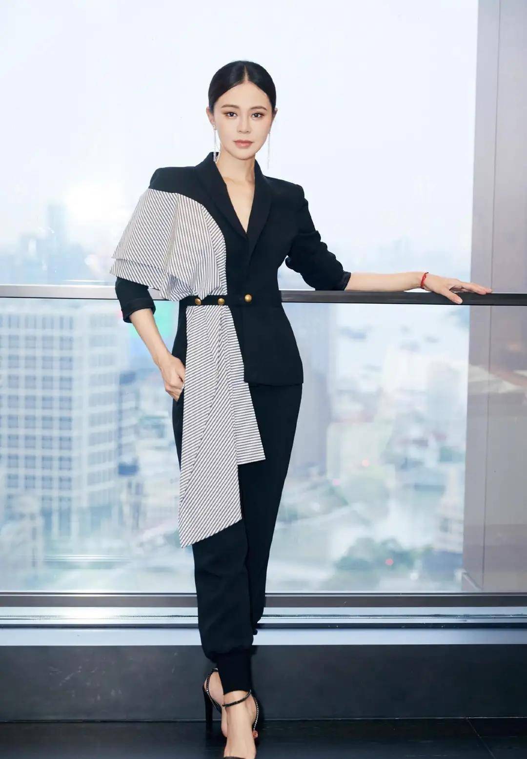 又被关悦的身材惊艳,穿紧身高时尚连衣裙,身材"辣妈堆"少见_版型_的