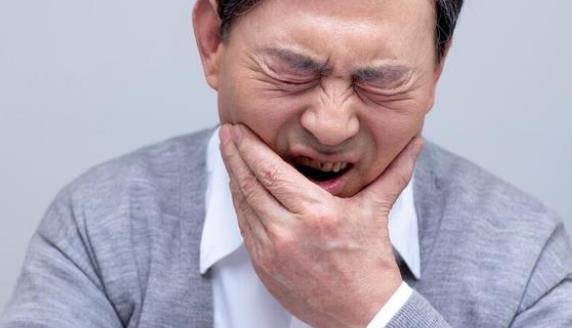 中医认为"龈为胃之络",你这肠胃有明显的消化不良,证明你的脾胃功能