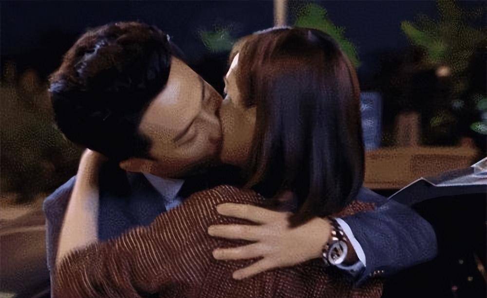 演员黄轩失信被揭穿,他拍戏的时候喜欢让女生吃豆腐,杨幂曾被摸过大腿