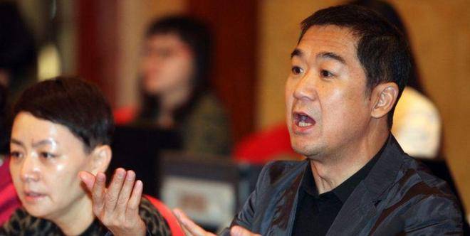 68岁张国立携妻与宋丹丹聚餐,邓婕年轻富态,62岁宋丹丹神采奕奕_短发