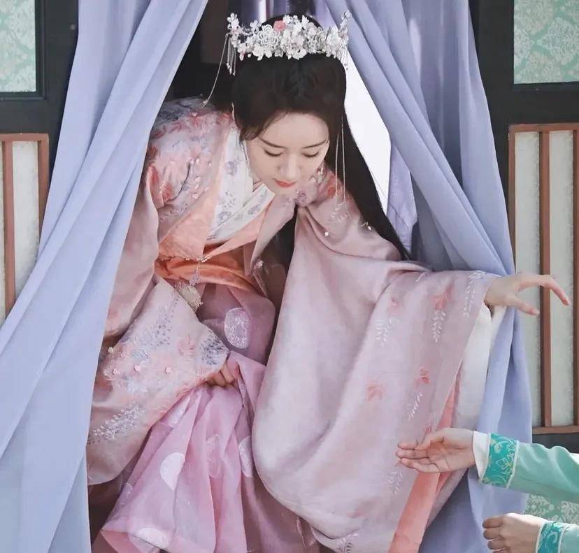 以前的古装剧用的道具很简陋,坐轿和马车轿都很普通简单,真省钱_公主