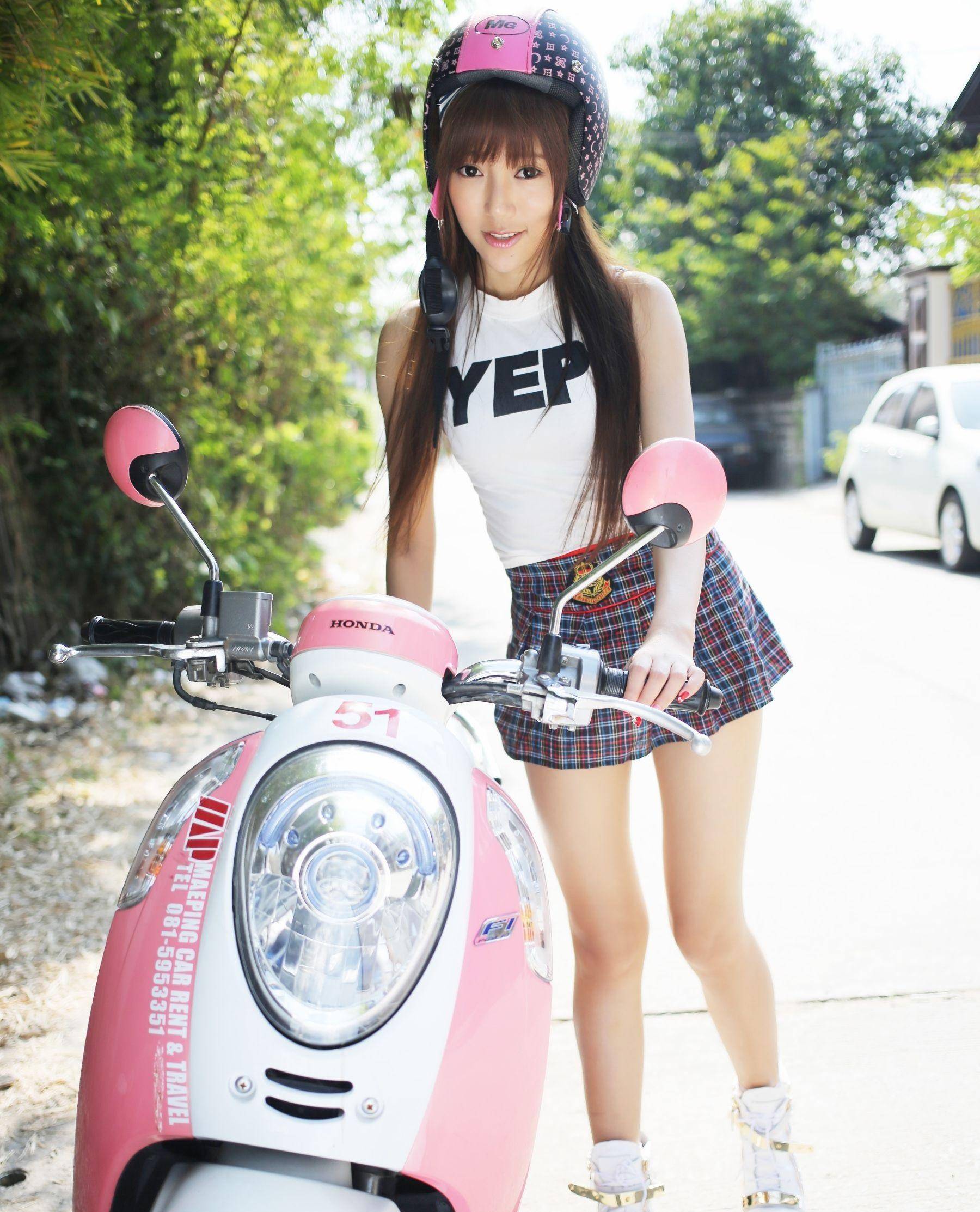 帅气个性的格子短裙搭配无袖t恤,青春靓丽,俏皮可爱