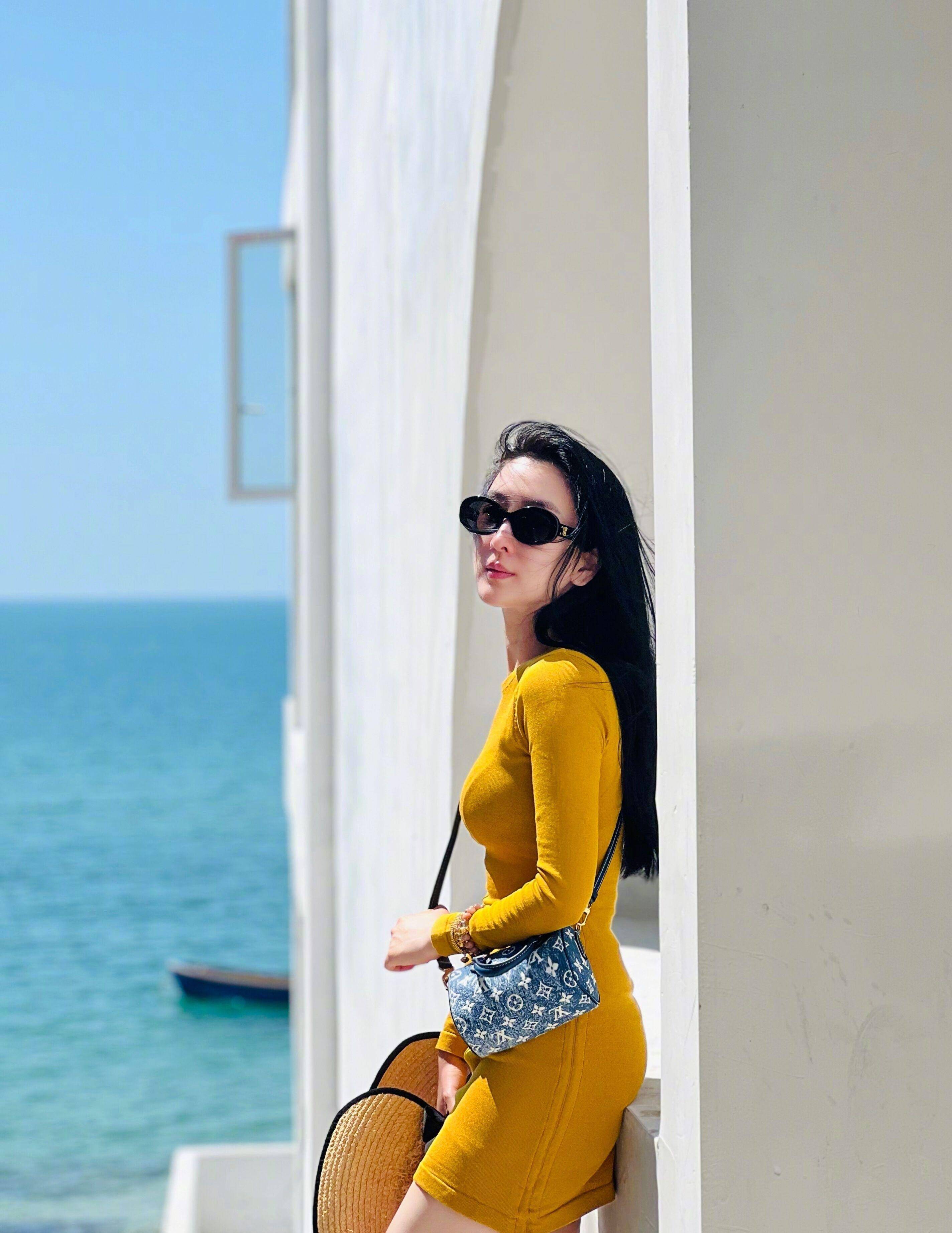 40 的马苏,黄色针织连衣裙配合披肩长发气质迷人又性感_身材_款式