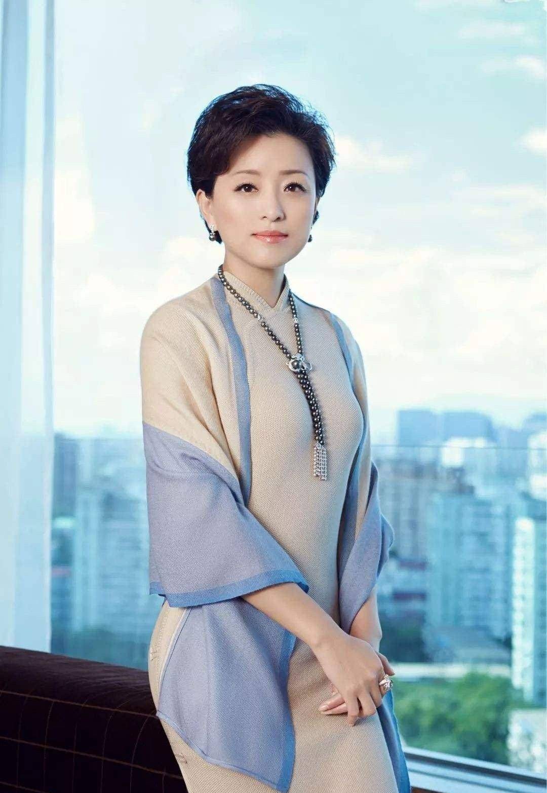 荣获金话筒奖的杨澜,也开始带货出镜!是为了赚钱还是为了活动?