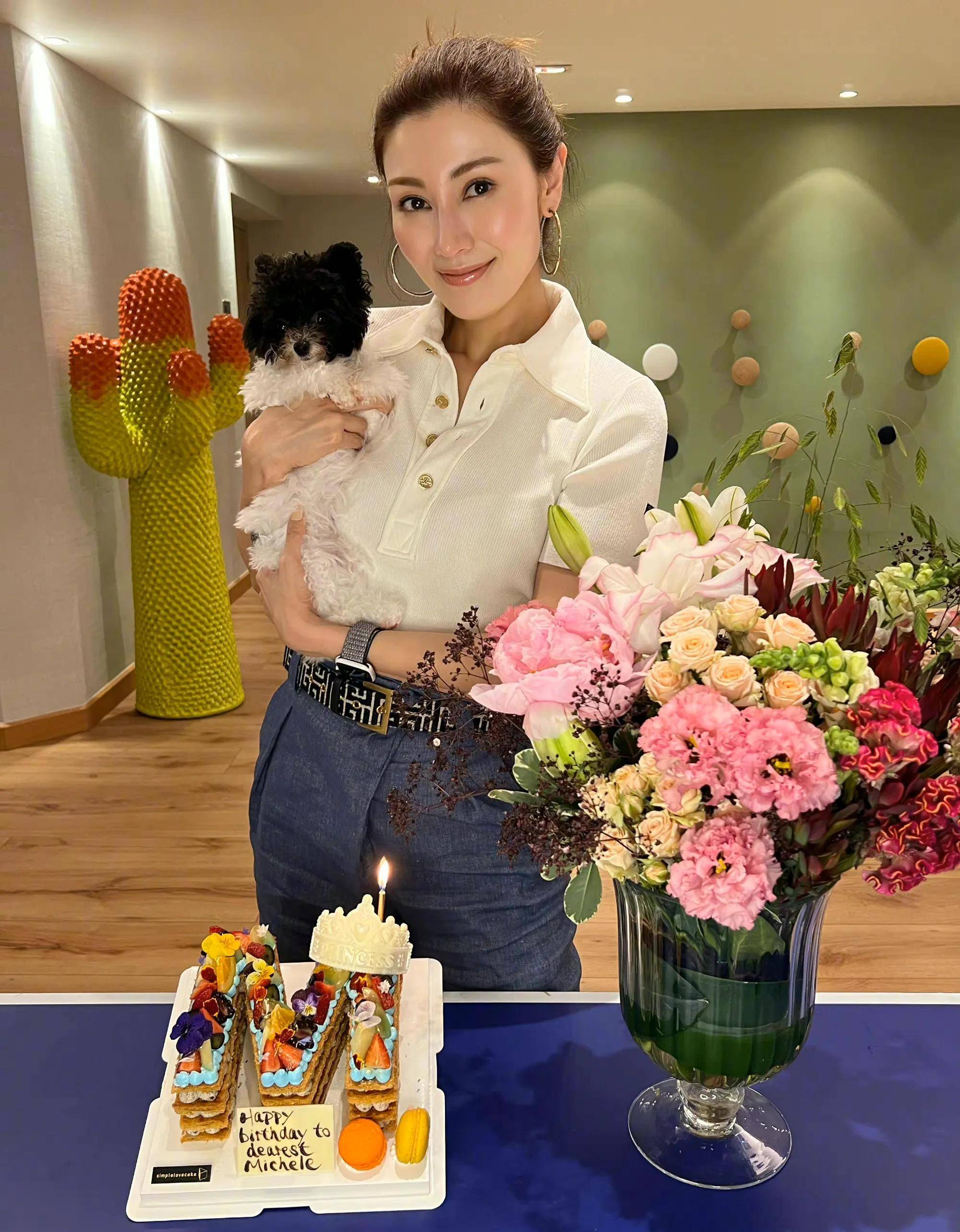 李嘉欣经常分享狗狗的照片.今年生日时,她还分享了与狗狗的合照.