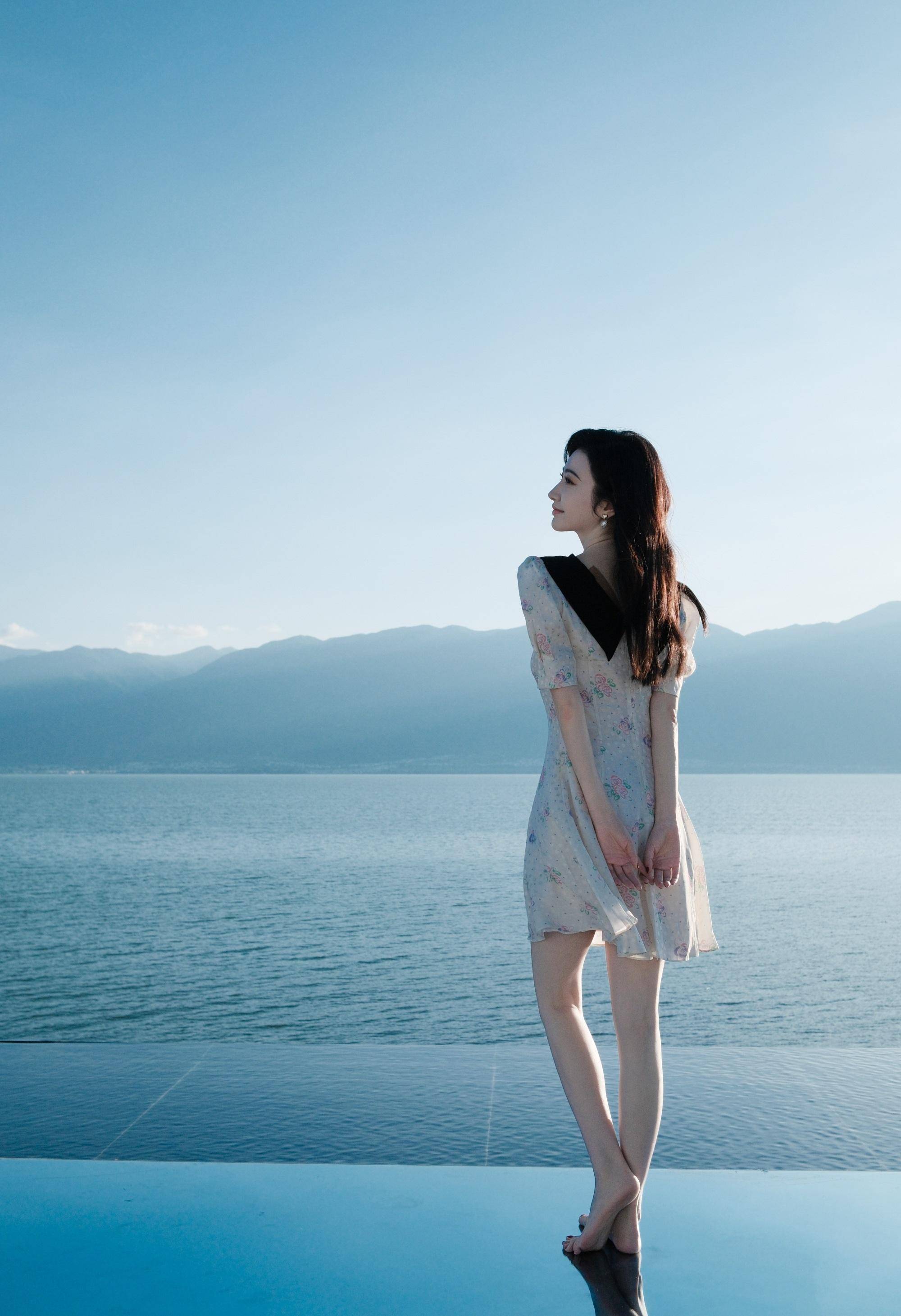 明星写真景甜白色碎花短裙美拍肤如凝脂美腿修长尽显好身材