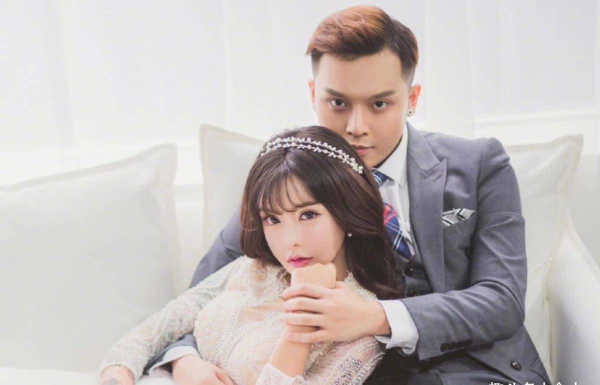 如今,韩安冉与前夫分手两年以后,再次宣布结婚,她还在社交平台上晒出