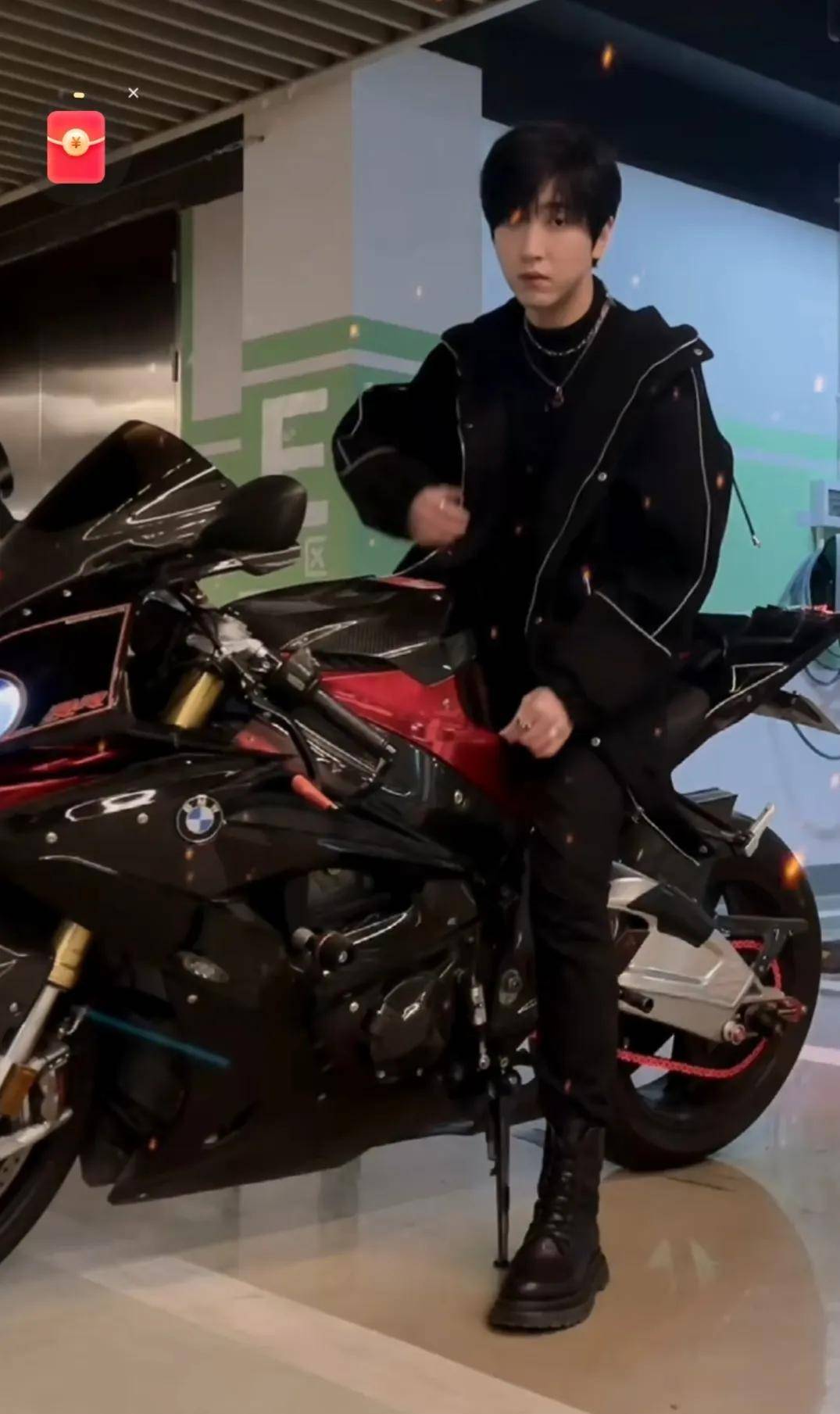 红白冰自曝豪宅,500平总价高达9000多万,大到可以骑车_视频_网友_机车