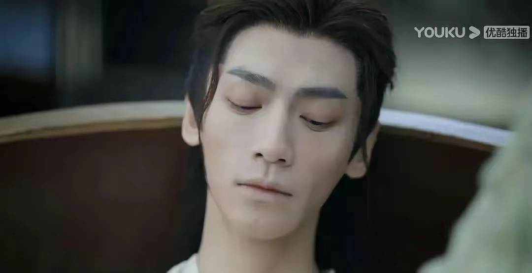 看出他有下颌和咬肌,这是很正常的脸型,他也是符合大众审美的小帅哥