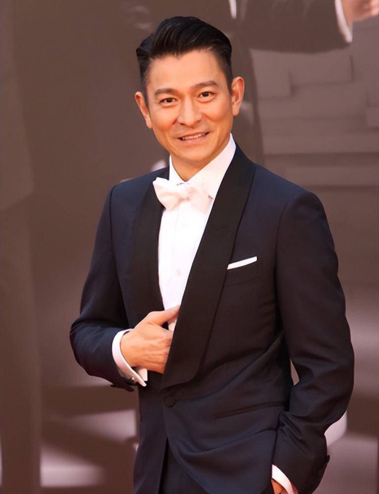 她与刘德华相伴25年,41岁仍单身,她看着他嫁给另一个_赖文慧_伴舞