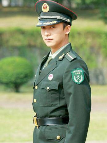 相当正经的一个角色,军装一穿,领带一打,大家这才发现了李佳航的隐