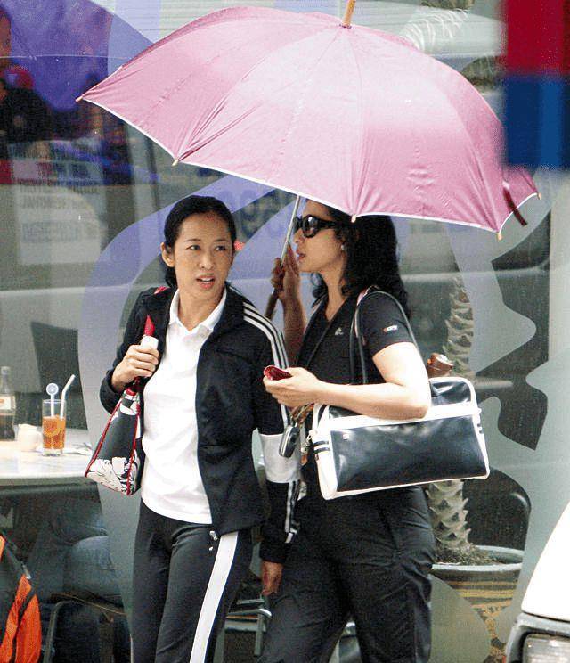 叶倩文不医美白发也不染,在老奶奶中却最洋气,朱玲玲被衬成助理_显得