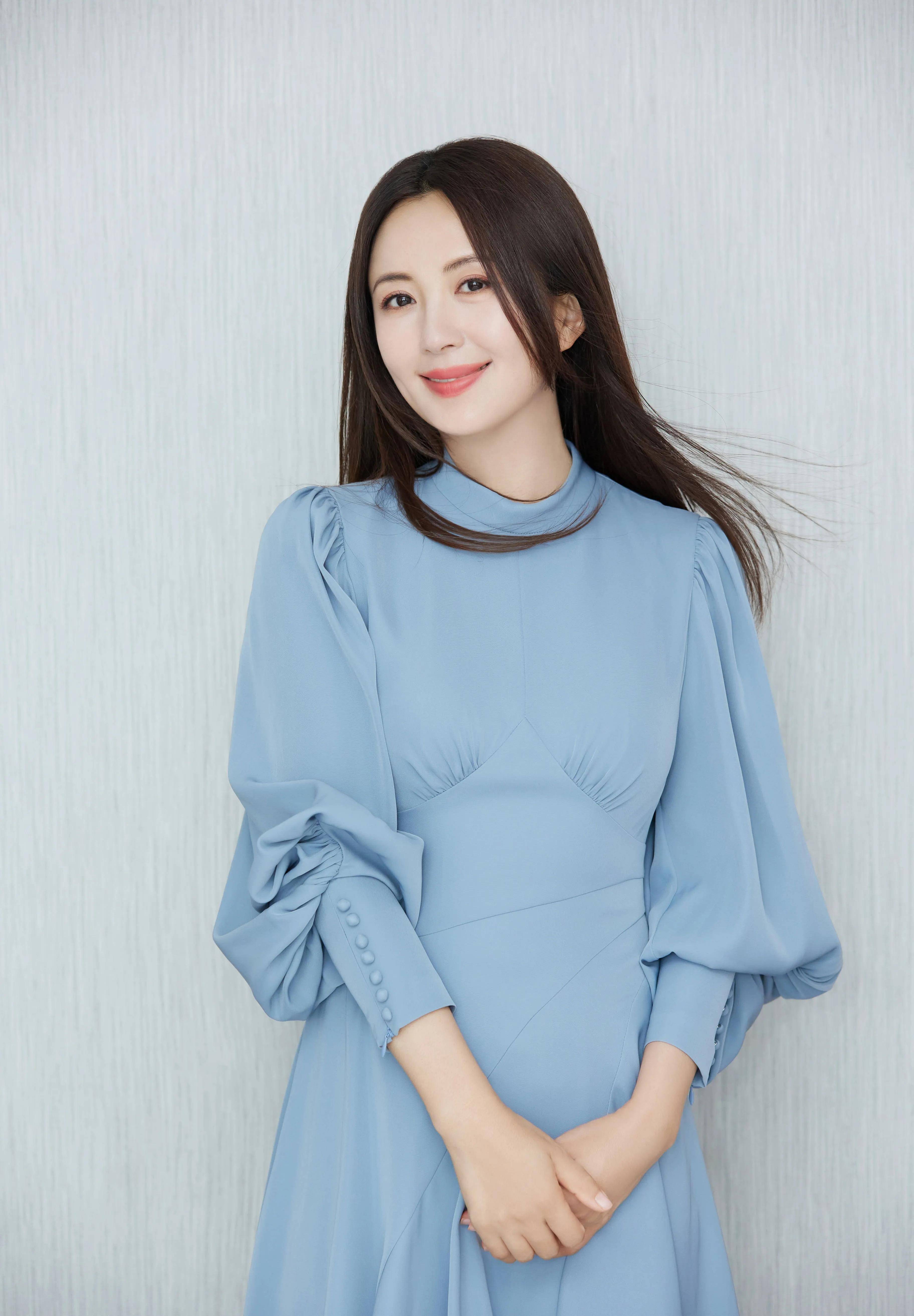 了大家口中的乖闺女,清新的气质和窈窕的身形真的很适合演乖巧的角色