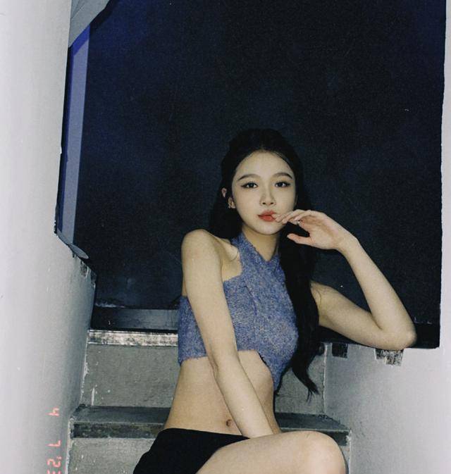 周梓倩互动男粉举手躲闪,回应:有女友别举手,引争议_男生_嘉宾_演出