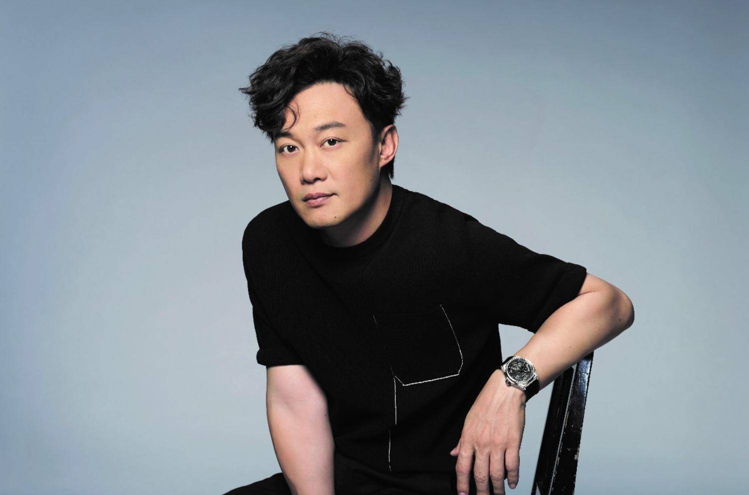 是家喻户晓的名作,谁都会哼唱几句,说陈奕迅是华语乐坛大佬级别的人物