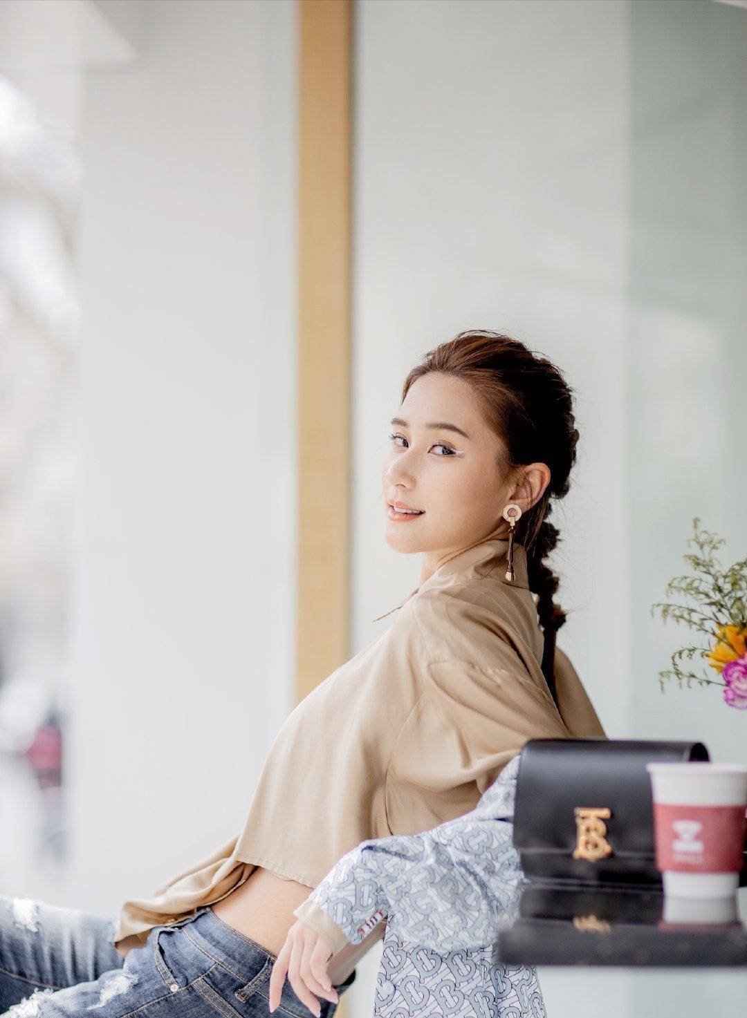 赌王女儿何超莲真清纯,运动装配麻花辫甜美十足,窦骁这回赚大了_服装