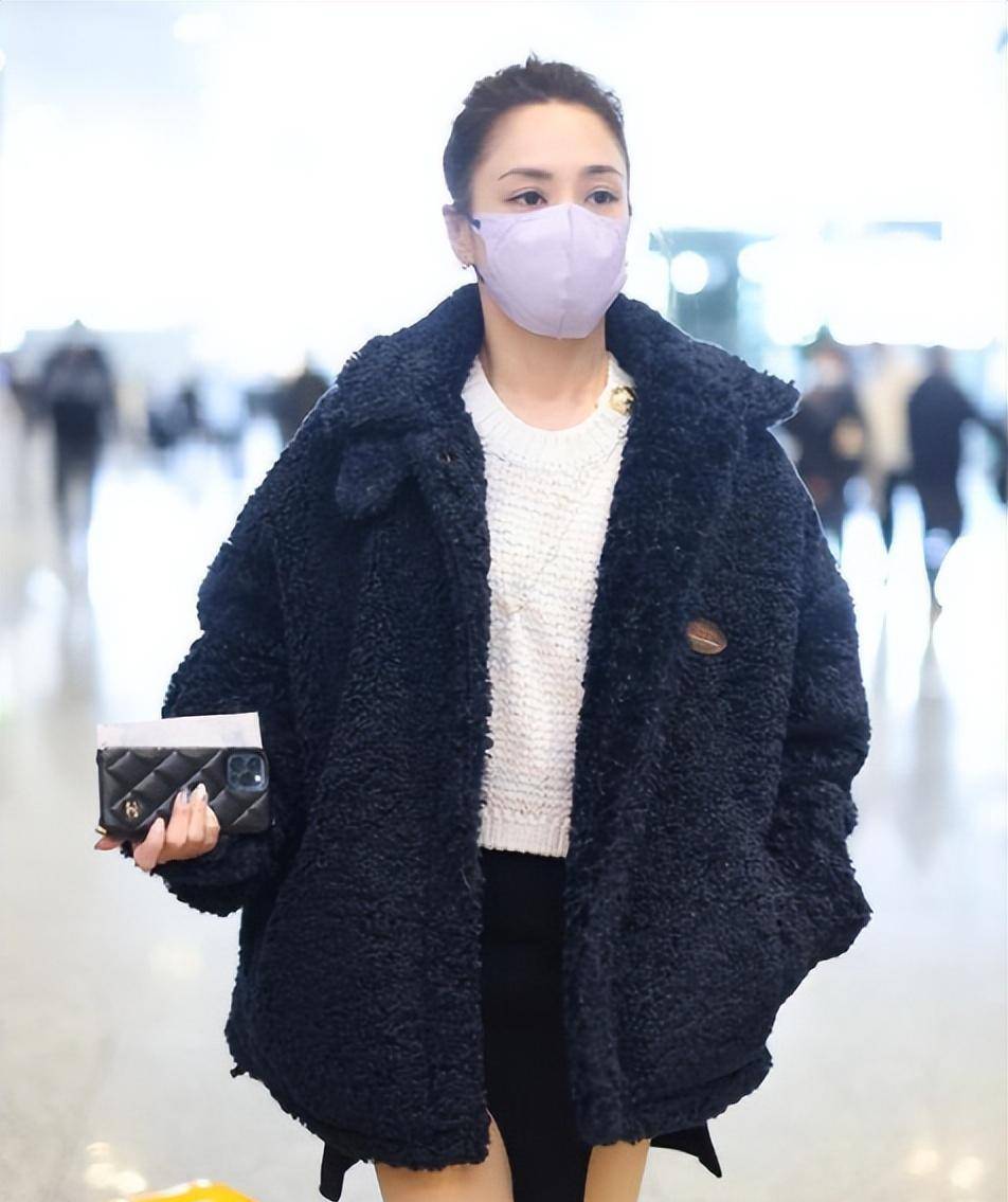 光腿穿皮草大衣走机场,双腿被冻毫无血色_黑色_穿着_造型