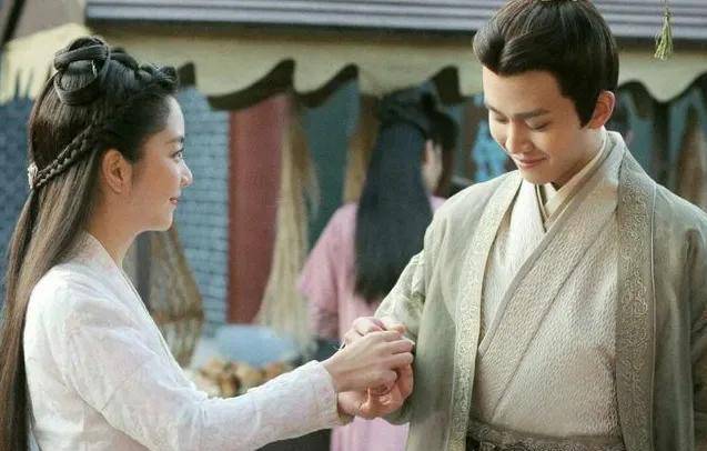 董子健大学毕业后就结婚了,很快和孙怡有了一个孩子,任嘉伦也是其中一