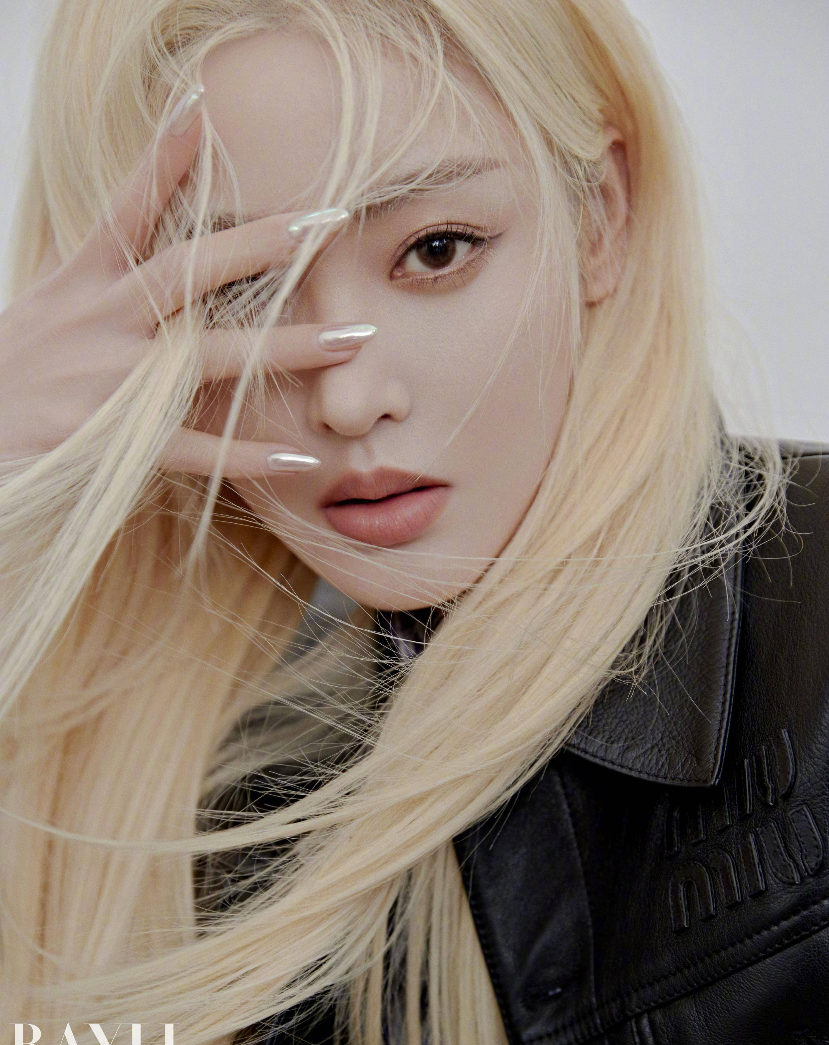 张天爱金发造型登《瑞丽》,真空穿西装玩下身失踪,大长腿吸睛_姐姐