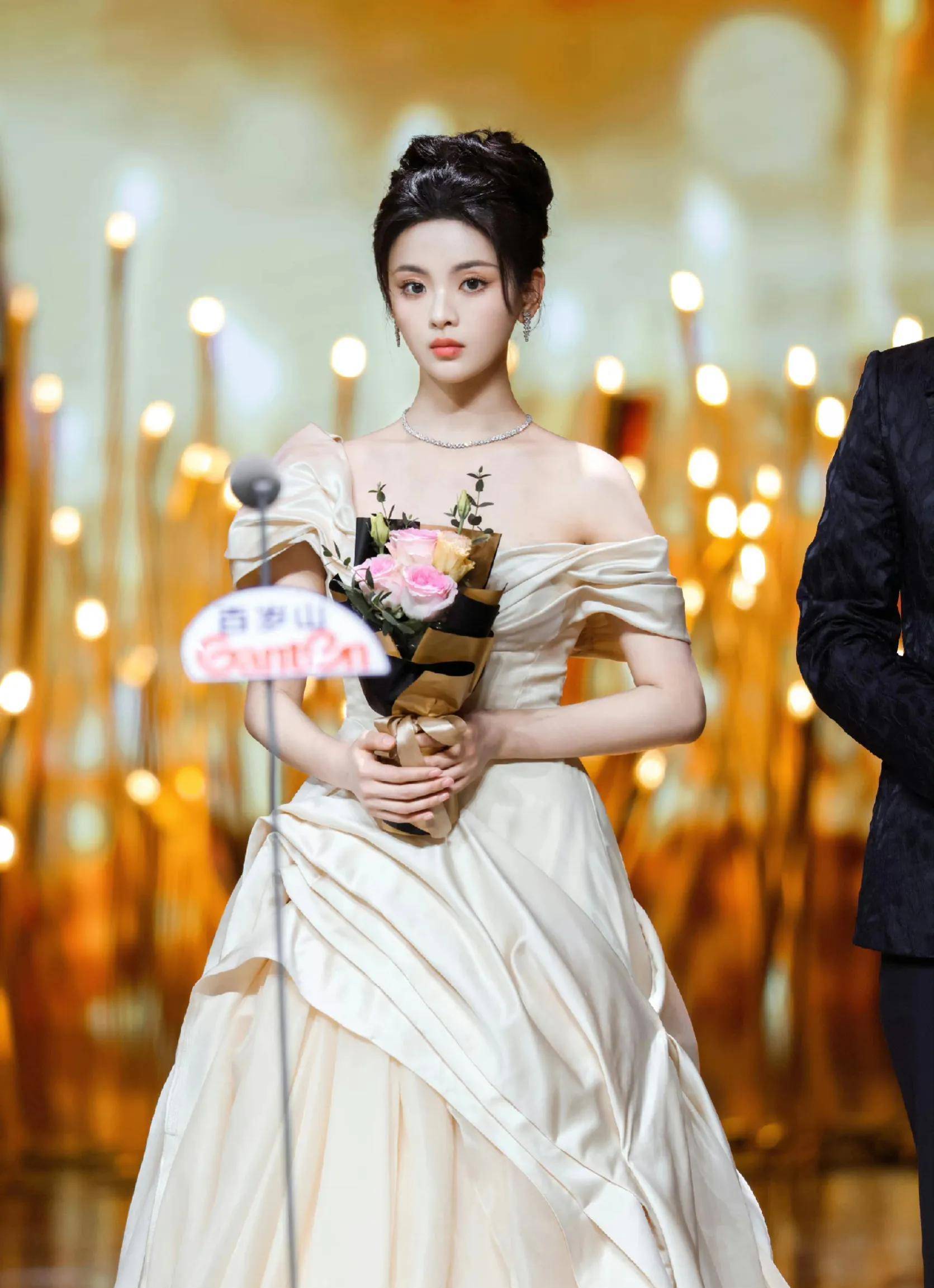 品质盛典女星比美:李小冉冷艳,杨超越公主范,闫妮状态回暖_舞台_电视